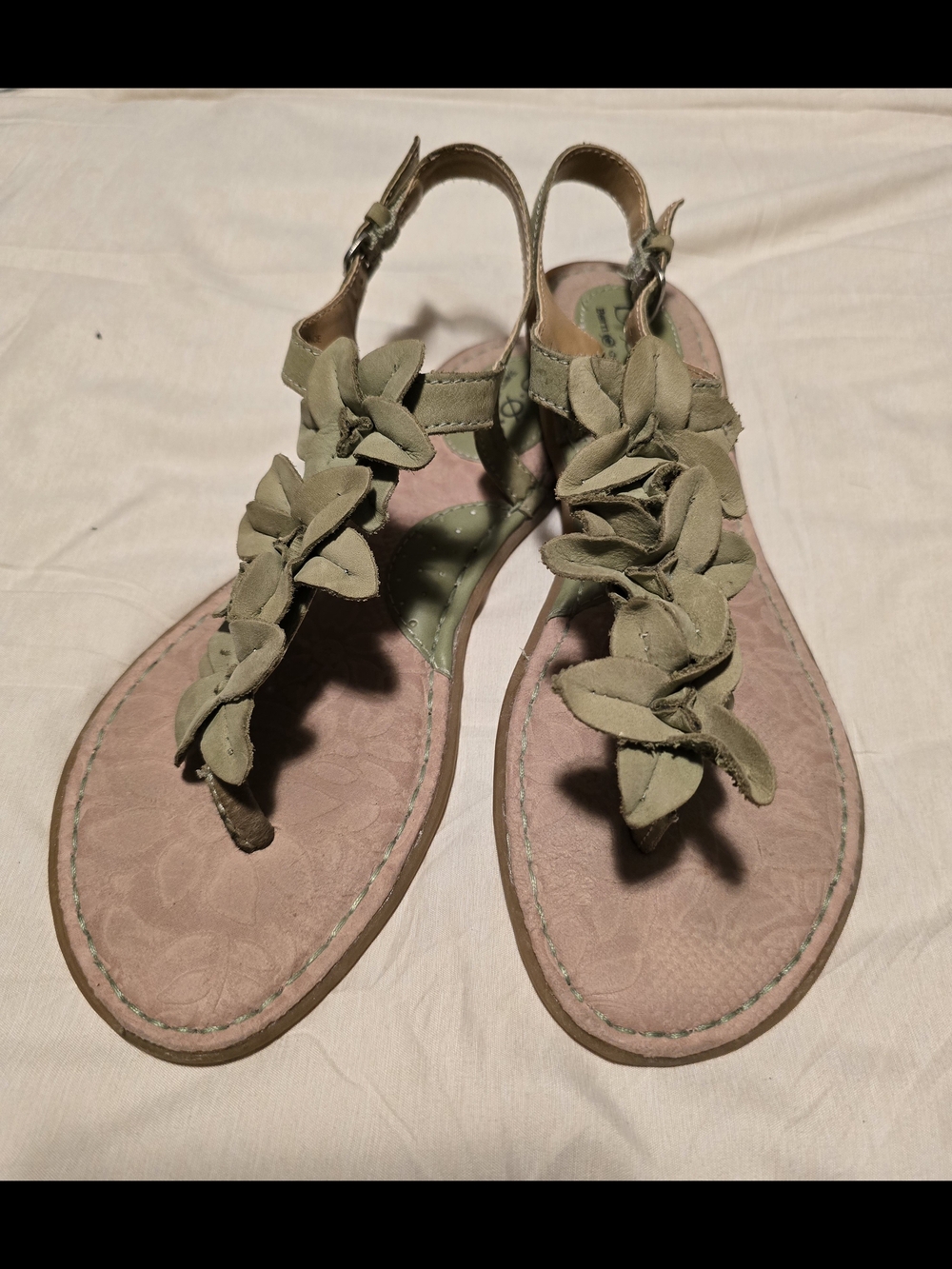 b.o.c. Born Concept Sage Green Floral Leather T-Strap Sandals Womens 8 EUC